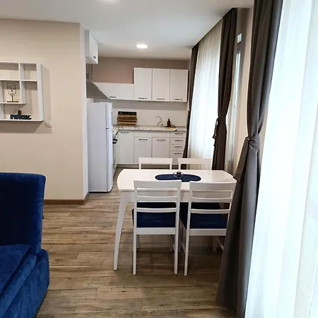 Lime House, מלון דירות קיוסטנדיל