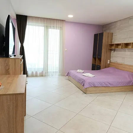 Ξενοδοχείο με διαμερίσματα Lime House, Κιουστεντίλ